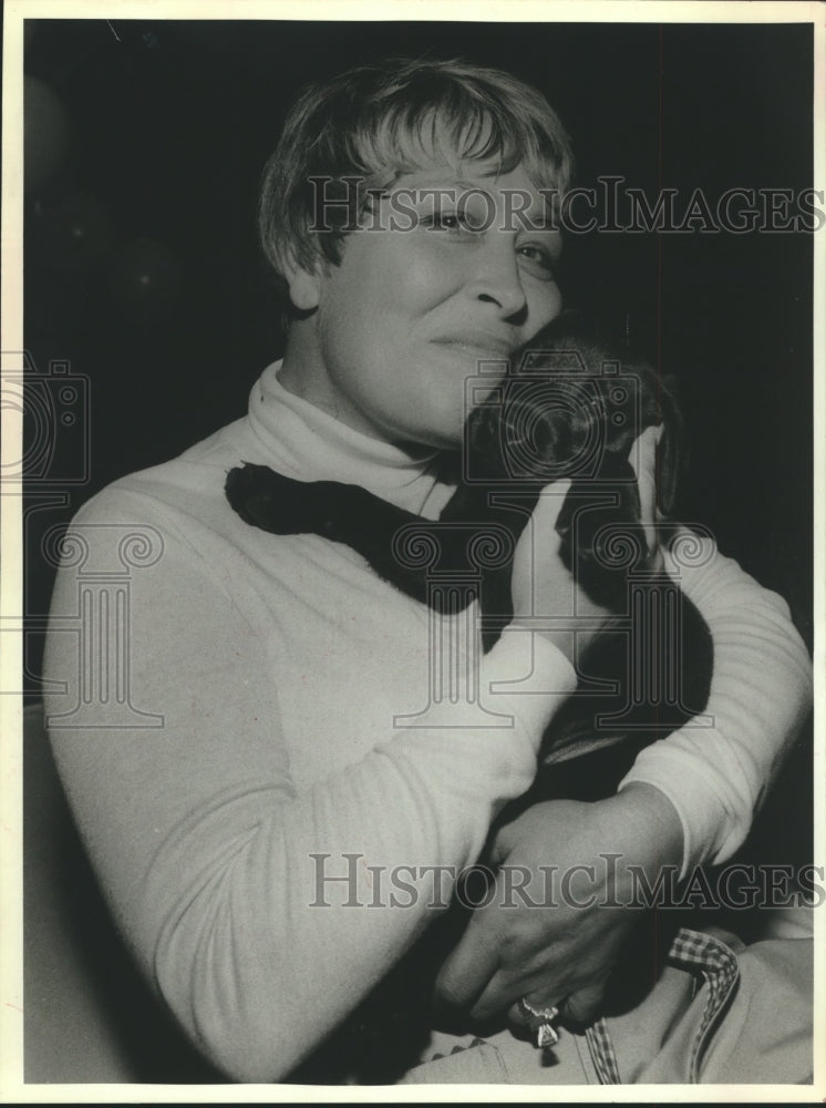 1981 Press Photo Jackie Biles, chairman, Houston Oilers&#39; auction, and puppy.- Historic Images