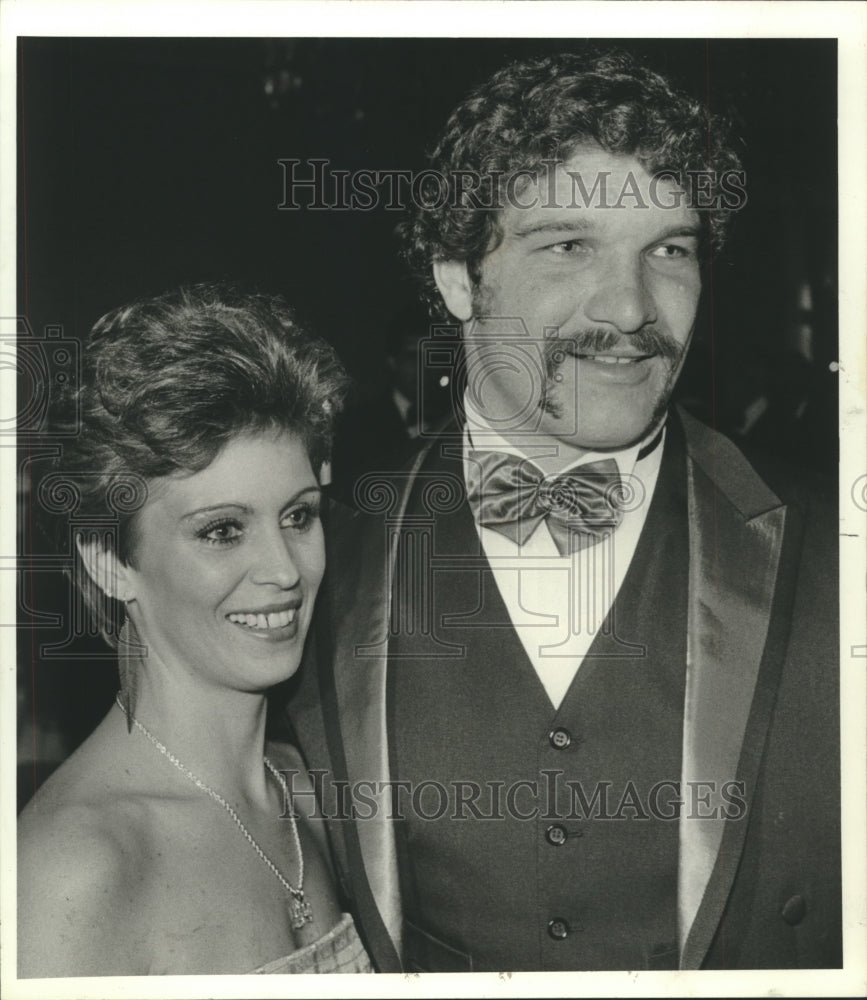 1983 Press Photo Houston Oilers linebacker Gregg Bingham and his wife Maureen- Historic Images