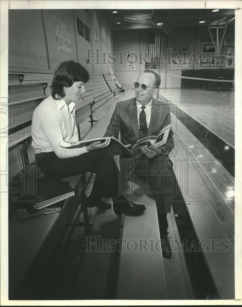 1983 Press Photo Caroline Pierce, Dr. Ed Billings at Houston Baptist University - Historic Images