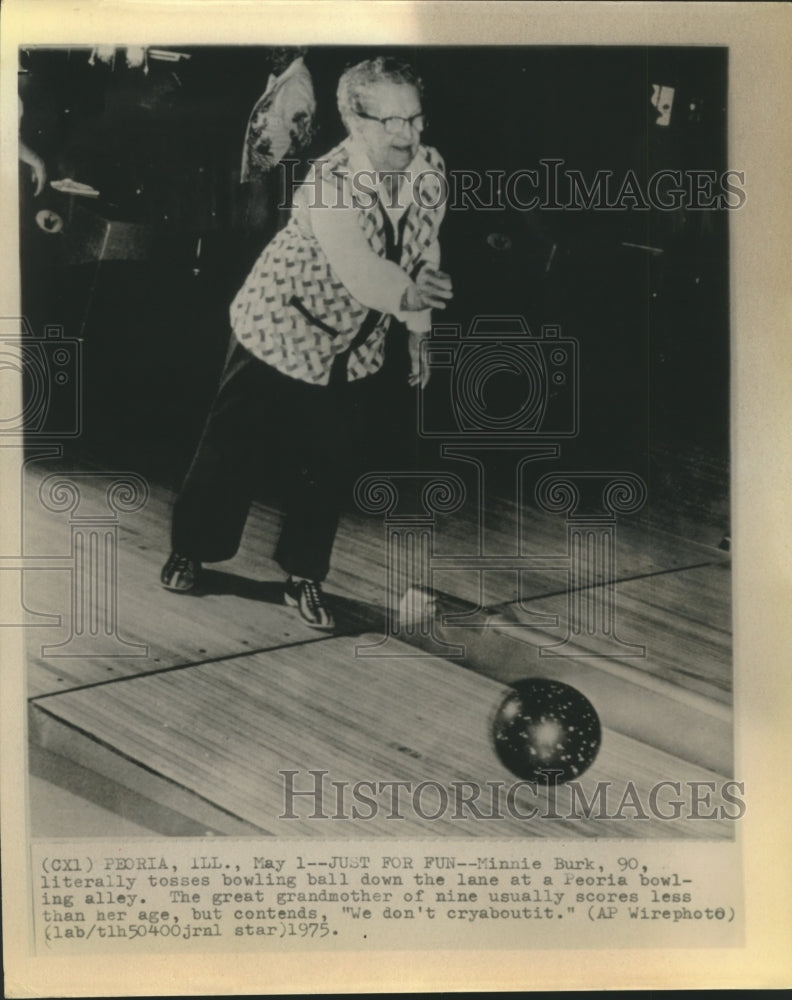 1975 Press Photo Minnie Burk, 90, active bowler in Peoria, Illinois. - hcs00701 - Historic Images