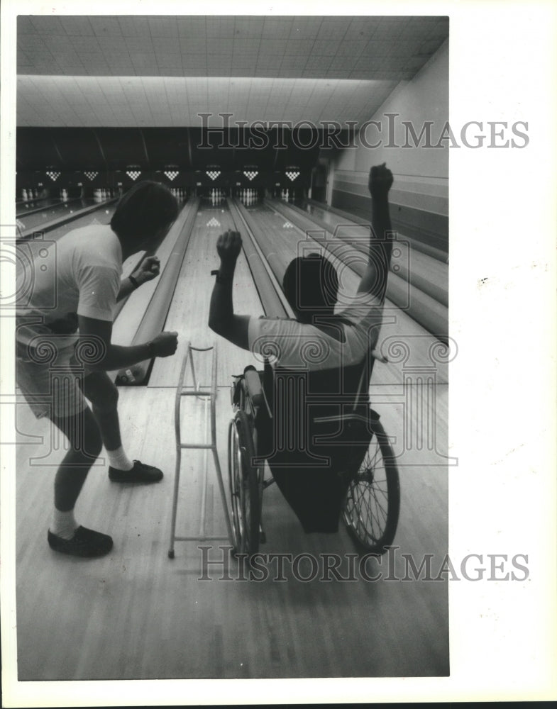 1988 Press Photo Wheelchair bound Juanita Rodriguez bowls strikes in Houston- Historic Images