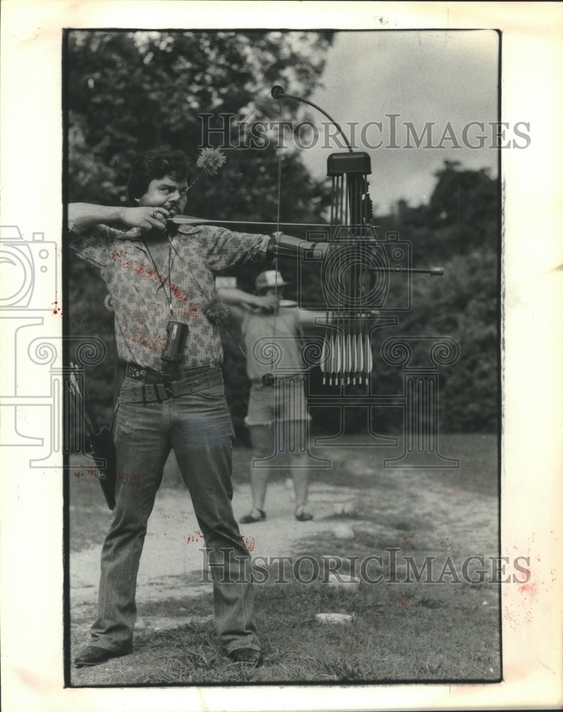 1979 Press Photo Joe Escalante takes aim with a compound bow - hcs00733- Historic Images