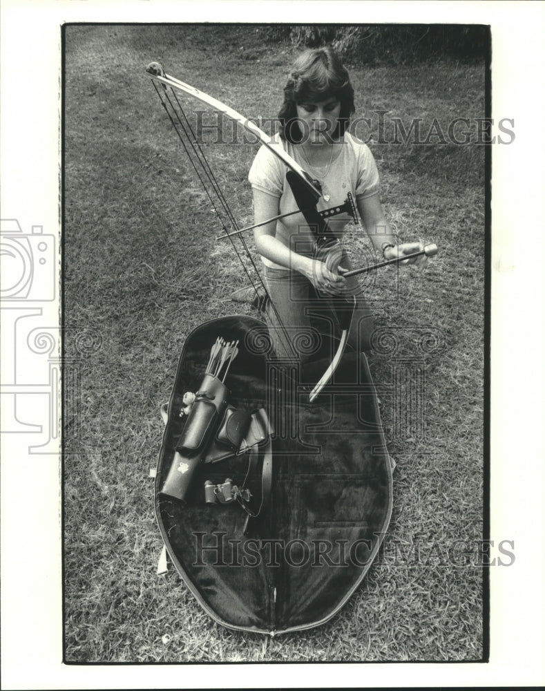 1982 Press Photo Archer, Bev Stone assembles her compound bow. - hcs00734- Historic Images