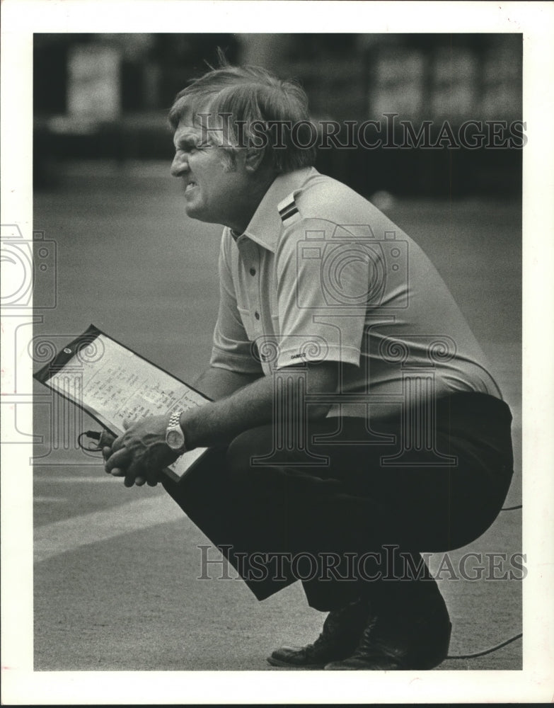 1982 Press Photo Houston Oiler coach, Ed Biles doesn&#39;t have much to smile about.- Historic Images