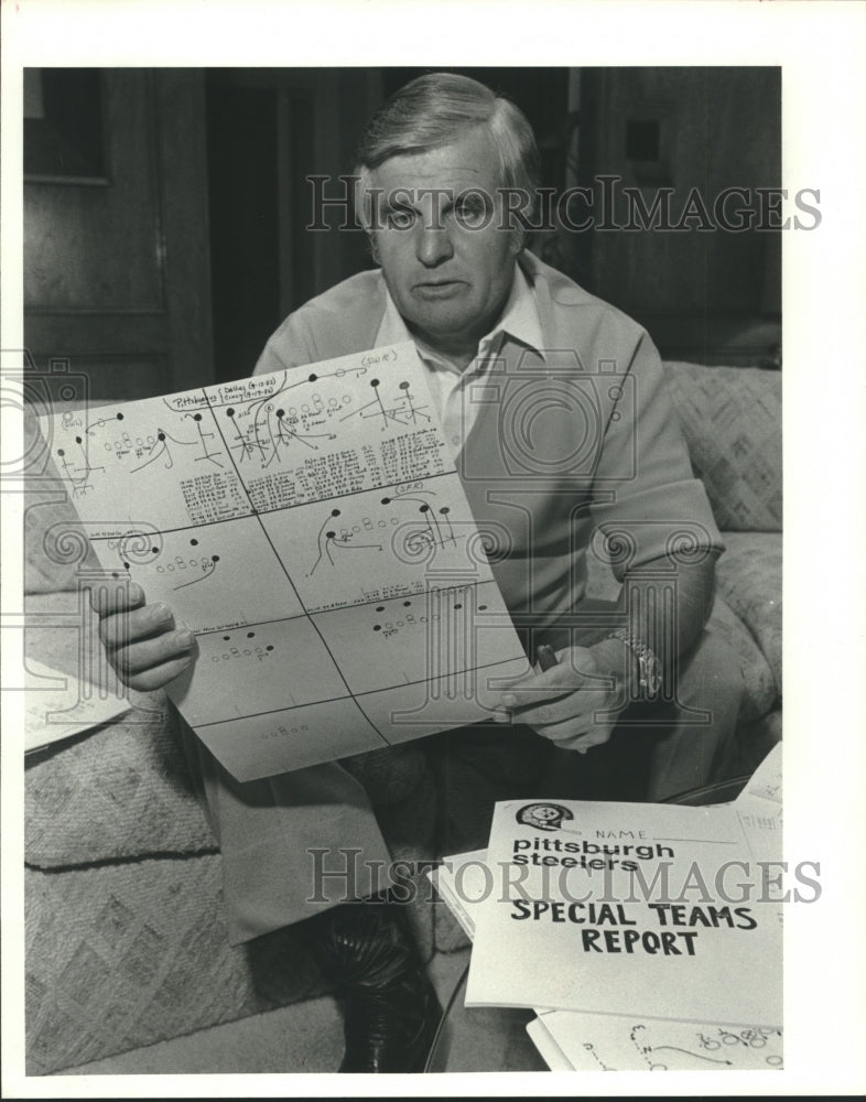 1982 Press Photo Houston Oilers coach Ed Biles prepares for Pittsburgh Steelers - Historic Images