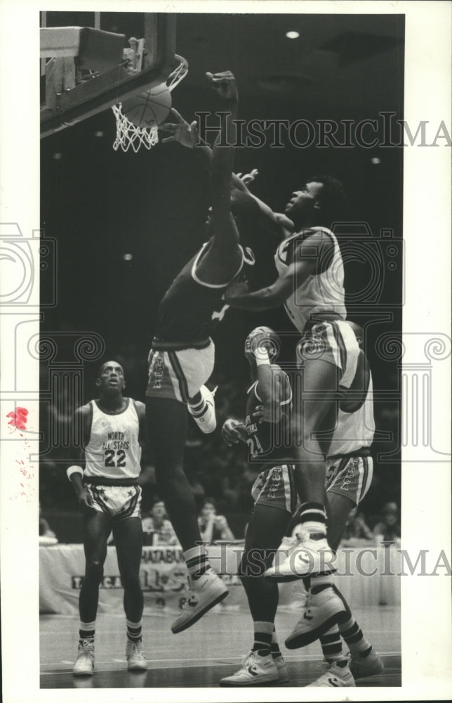 1986 Press Photo North fouls South in first quarter of All-Star basketball game. - Historic Images