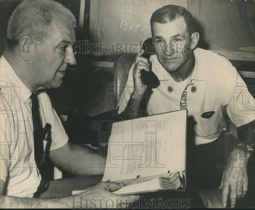 1979 Press Photo Houston Oiler Sammy Baugh and John Breen talk strategy. - Historic Images