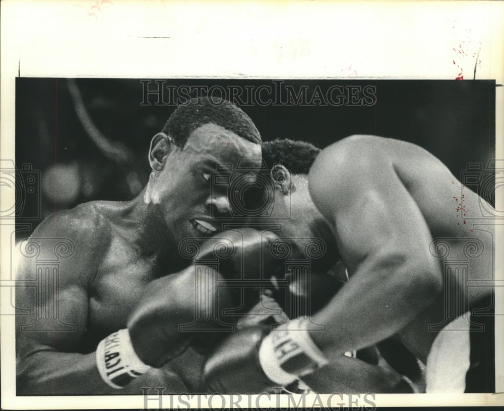 1974 Press Photo A pair of boxers do battle in the boxing ring - hcs00930 - Historic Images