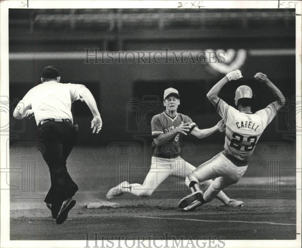 1977 Press Photo Houston Astros Enos Cabell safe at second in scrimmage - Historic Images