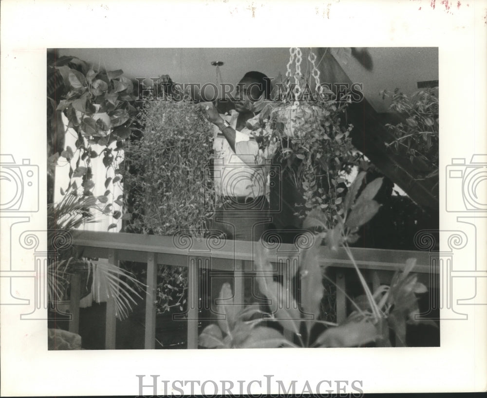 1976 Press Photo Houston Oilers&#39; Ken Burrough relaxes at home among his plants - Historic Images