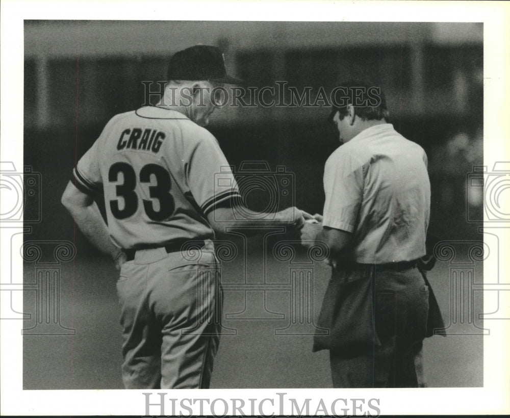 1986 Press Photo Roger Craig shows umpire Ed Montague the ball. - hcs01015 - Historic Images