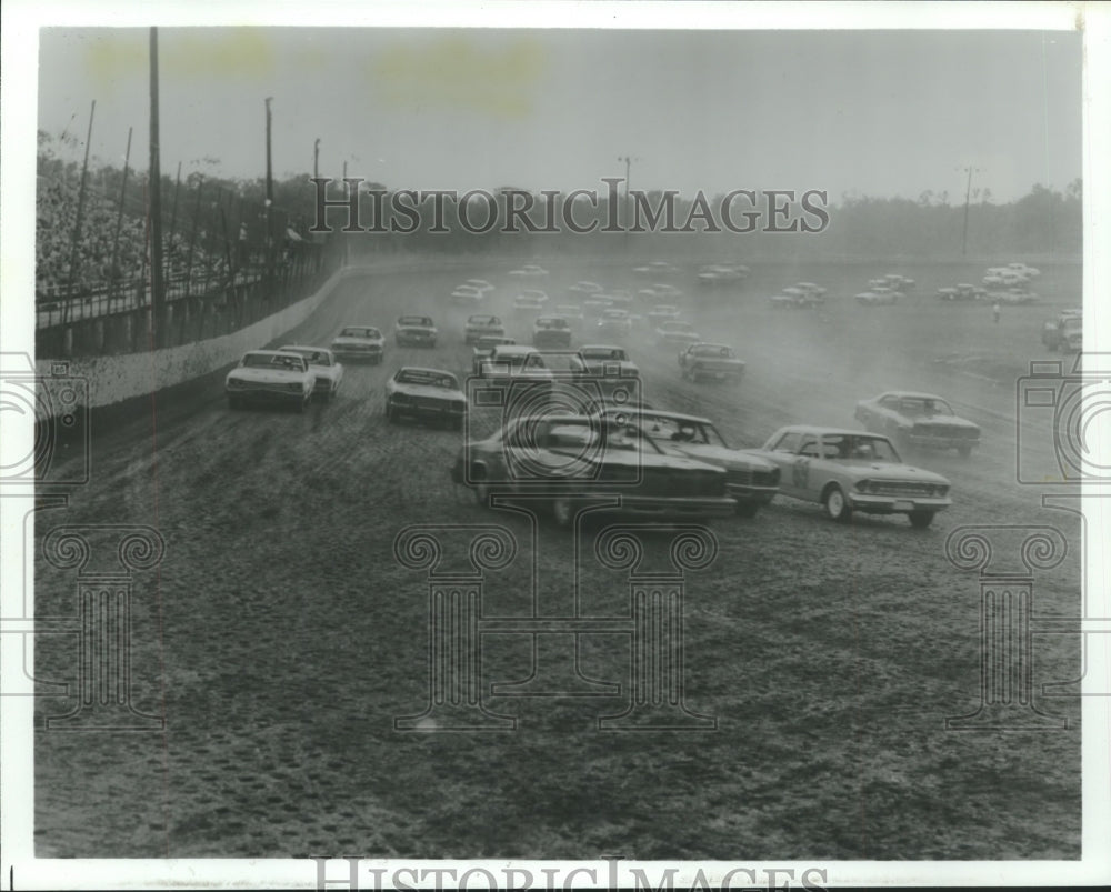 1985 Press Photo Green flag dirt track, stock car auto racing action. - Historic Images