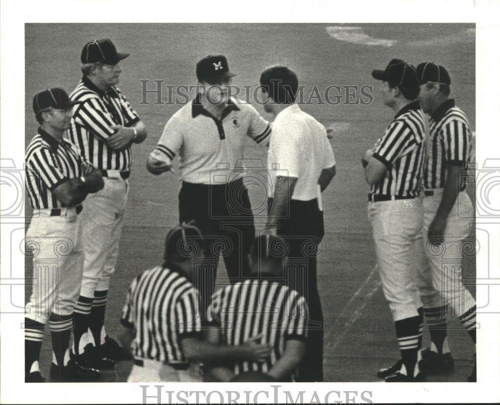 1982 Press Photo Michigan, UCLA coaches argue prior to Bluebonnet Bowl, Houston - Historic Images