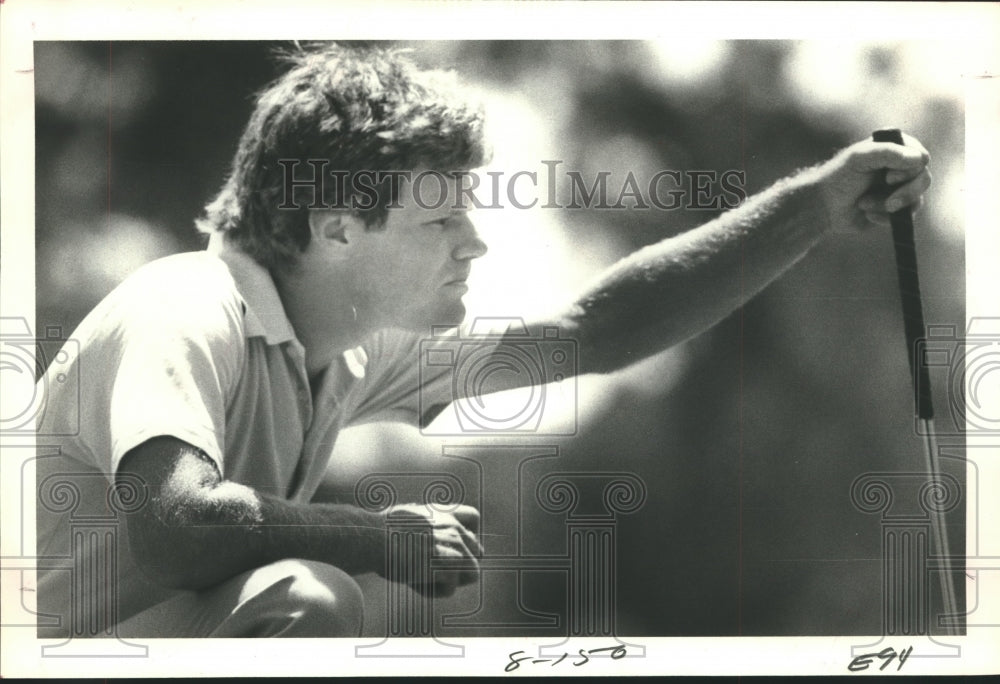 1981 Press Photo Golfer David Anthony of Nashville, TN. lines up a putt.- Historic Images