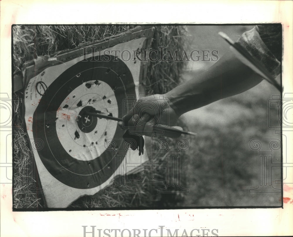 1979 Press Photo Archer, Escalante pulls arrow from the bulls-eye of target. - Historic Images