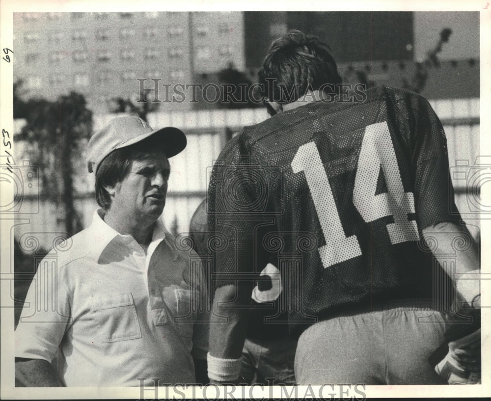 1981 Press Photo Houston Oilers&#39; coach Ed Biles talks with quarterback Nielson- Historic Images