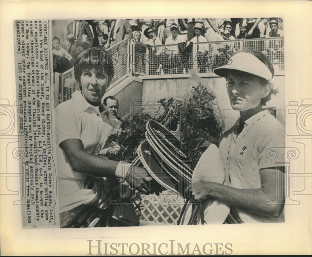 1965 Press Photo Italian Tennis Champ winner Maria Ester Bueno &amp; Nancy Rickey - Historic Images