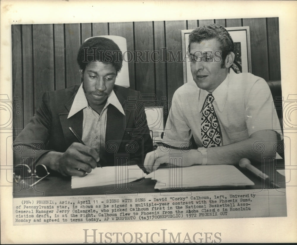1972 Press Photo David &quot;Corky&quot; Calhoun of Penn signs contract with Phoenix Suns.-Historic Images