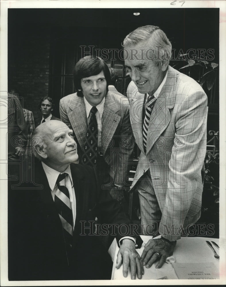 1976 Press Photo Former Rice University track coach Emmett Brunson chats- Historic Images