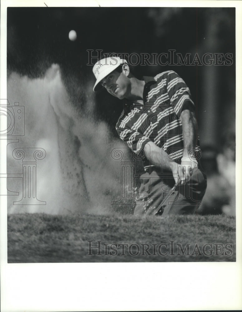 1990 Press Photo Golfer Chip Beck comes blasts a shot out of the sand - Historic Images