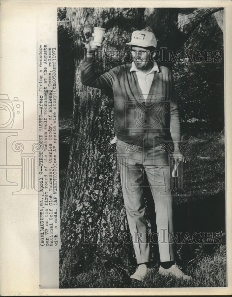 1971 Press Photo Golfer Charles Coody of Abilene, TX. relaxes at Masters tourney - Historic Images