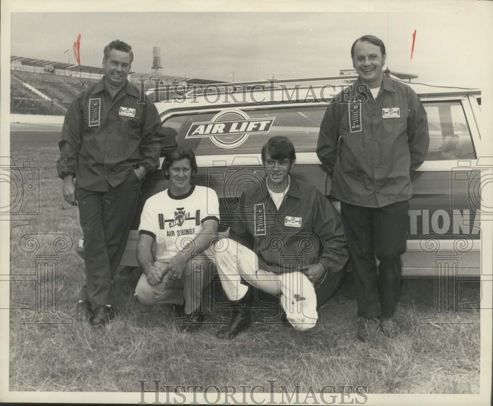 1971 Press Photo Walt Ball and team pose with Air Lift race car at NASCAR Race - Historic Images