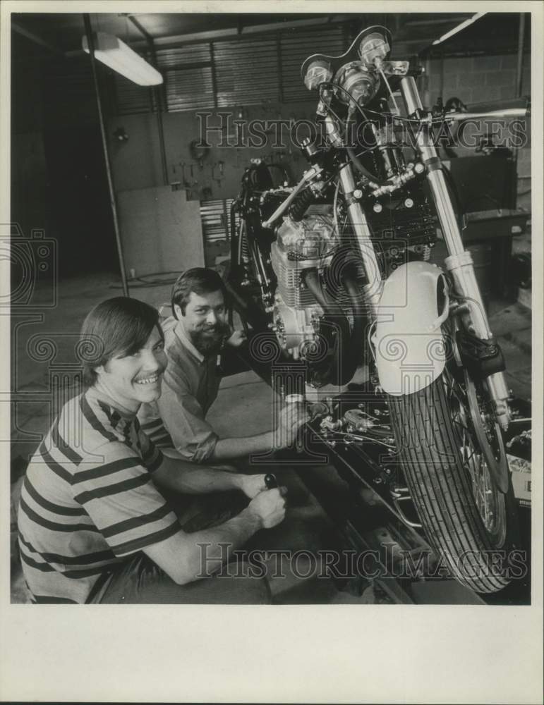 1970 Press Photo Pat Tulan and Terry Brigham prepare for the Daytona-200 race- Historic Images