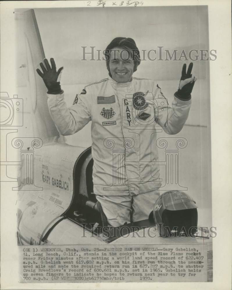 1970 Press Photo Gary Gabelich stands in Blue Fame rocket racer&#39;s cockpit, Utah - Historic Images