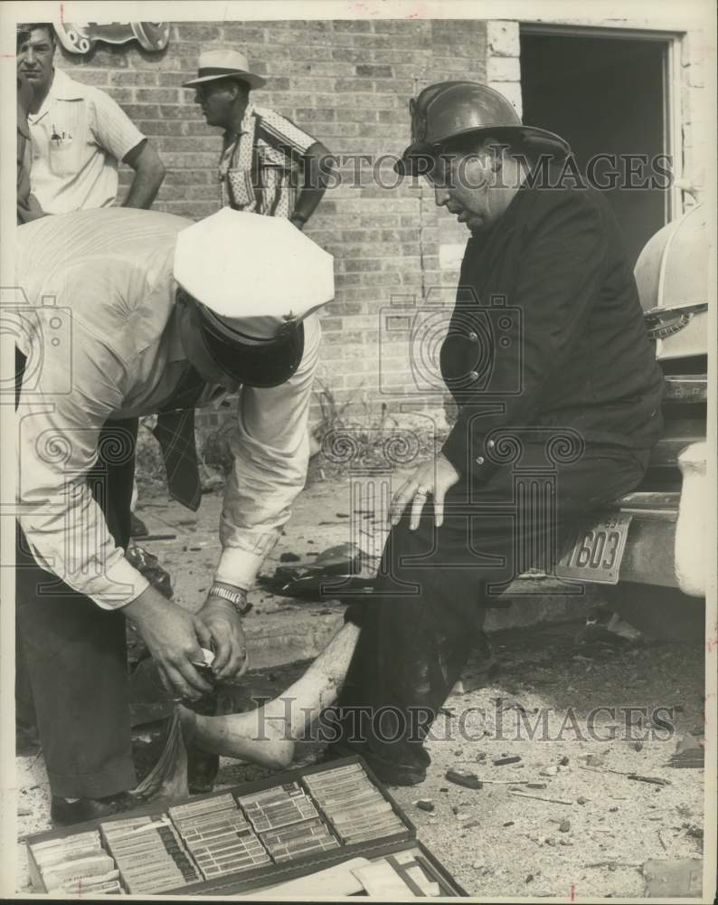 1953 Press Photo A police helps a fireman injured in Alco Fireworks explosion - Historic Images