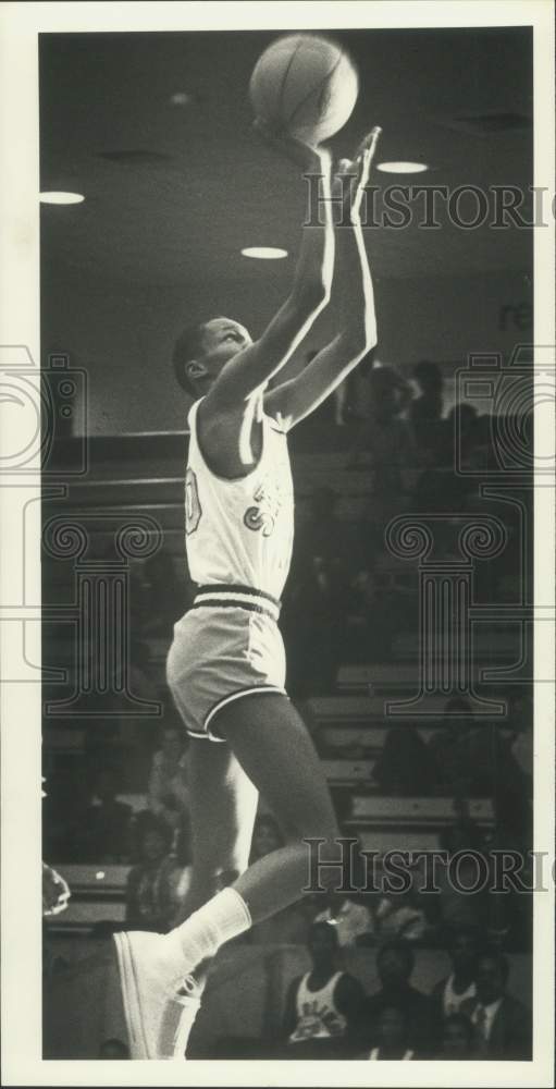 Press Photo Sterling Highs&#39; Major Adams jumps for two during basketball game - Historic Images