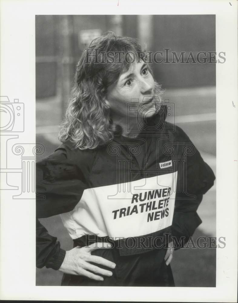 1990 Press Photo Biathlete Cheryl Davis discusses running fitness in Houston, TX - Historic Images