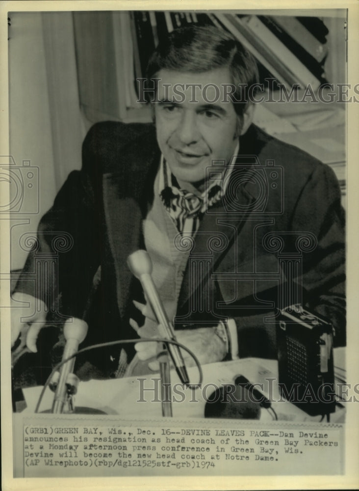 1974 Press Photo Dan Devine resigns as head football of Green Bay Packers.- Historic Images