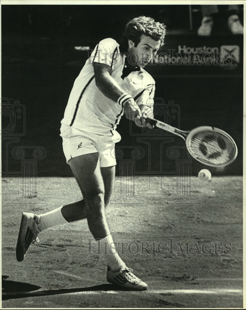 1980 Press Photo Professional tennis player Eddie Dibbs hits backhand- Historic Images