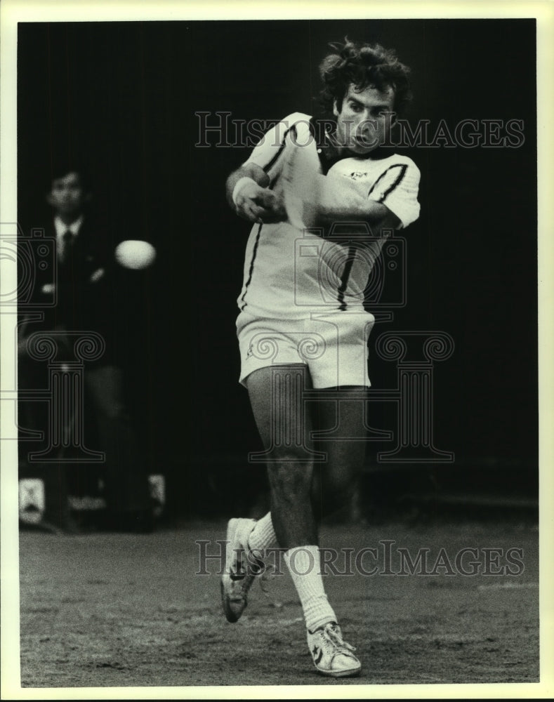 1979 Press Photo Professional tennis player Eddie Dibbs hits backhand. - Historic Images