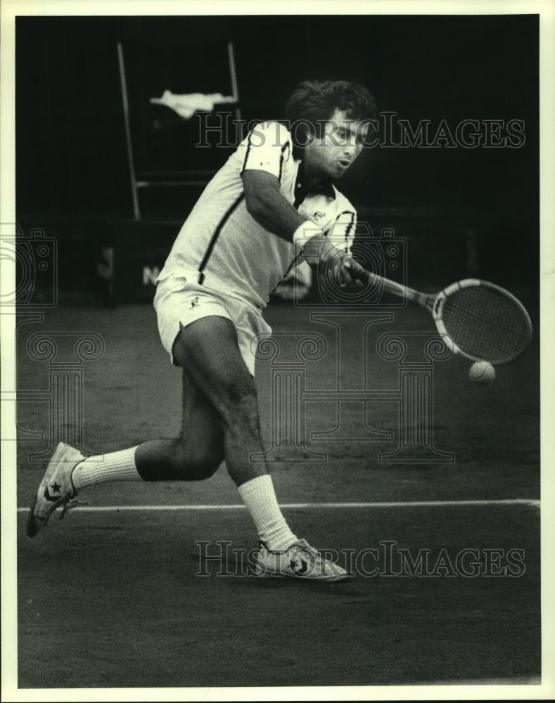 1979 Press Photo Professional tennis player Eddie Dibbs hits backhand. - Historic Images