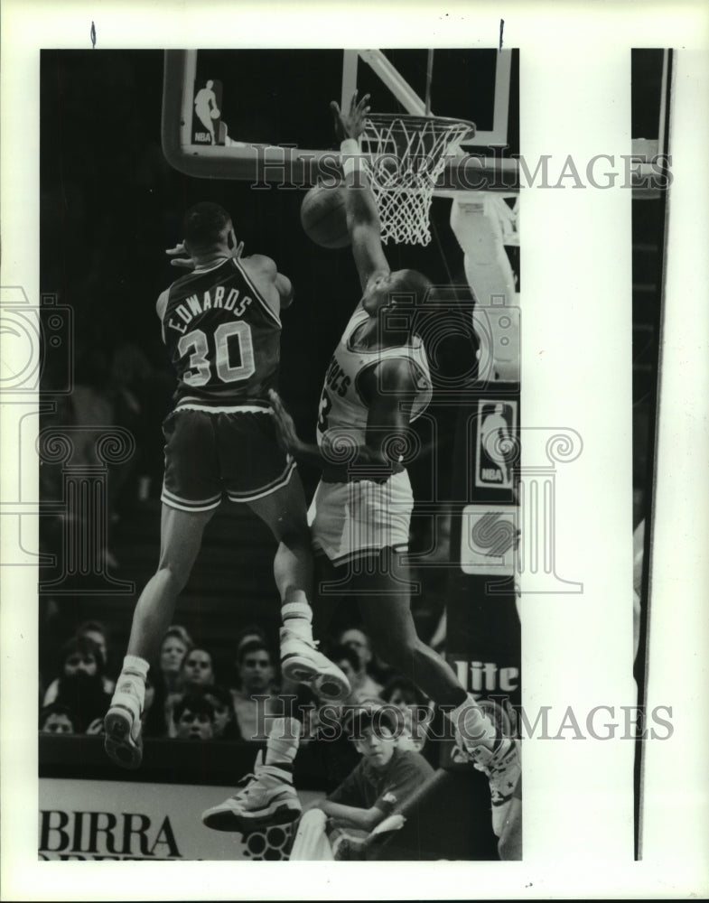 1989 Press Photo Houston Rockets&#39; basketball player Derrick Chevous blocks shot- Historic Images