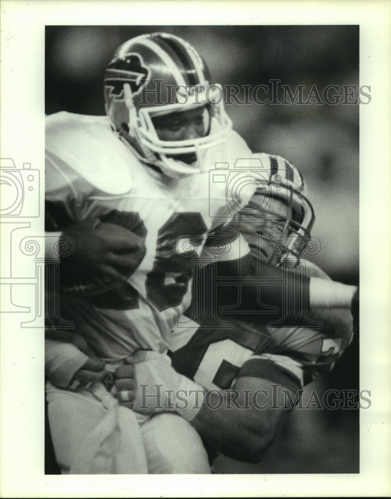 1988 Press Photo Houston Oilers&#39; linebacker Ray Childress wraps up Bills runner- Historic Images