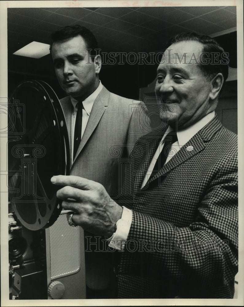1964 Press Photo major League Baseball Umpire, Jocko Conlan looks over film reel- Historic Images