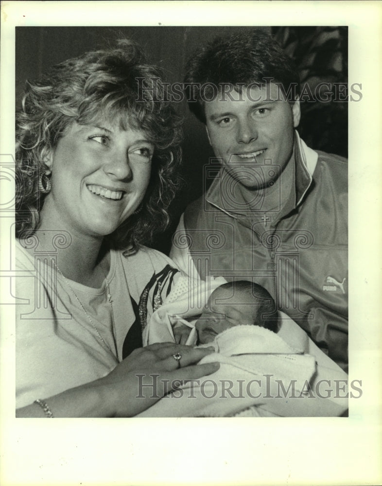 1986 Press Photo Red Sox&#39;s pitcher Roger Clemens and wife celebrate birth of son- Historic Images