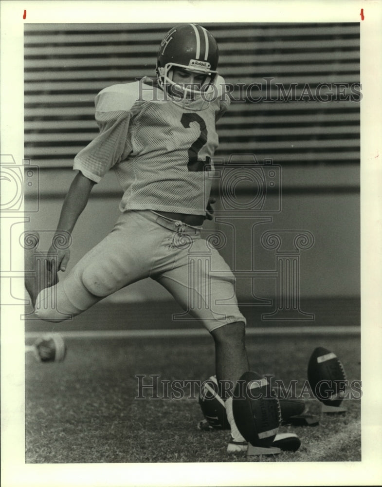 1984 Press Photo University of Houston placekicker Mike Clendenon practice kick. - Historic Images