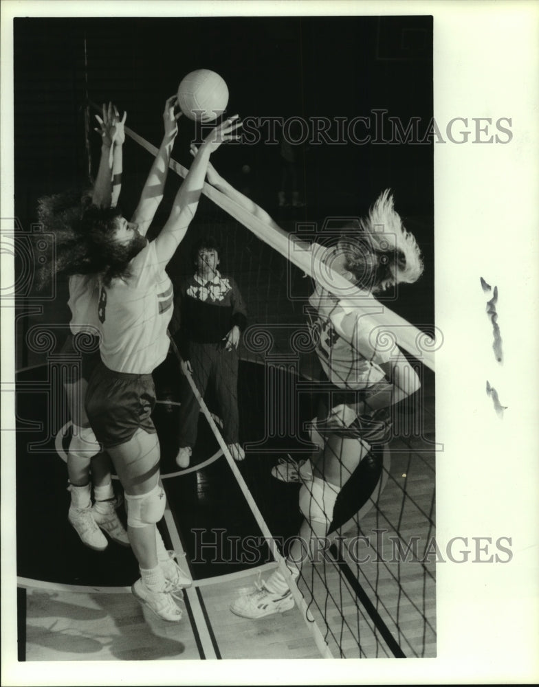 1988 Press Photo CL volleyball Angie Chivers with team members at practice - Historic Images