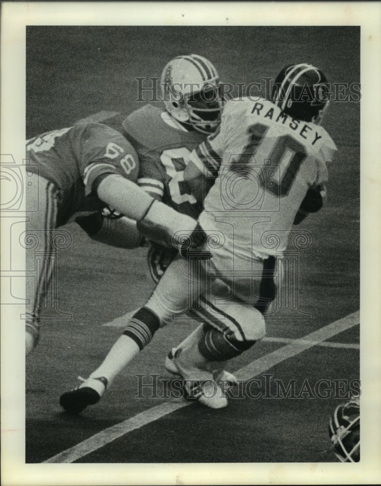 1976 Press Photo Housotn Oilers Burton and Little get to Denver s Ramsey