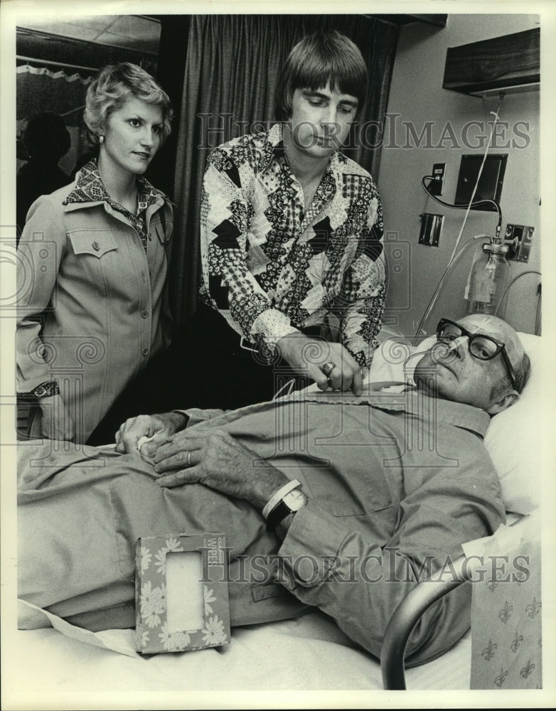 1974 Press Photo Houston Oilers' Skip Butler and wife visit dad in hospital - Historic Images
