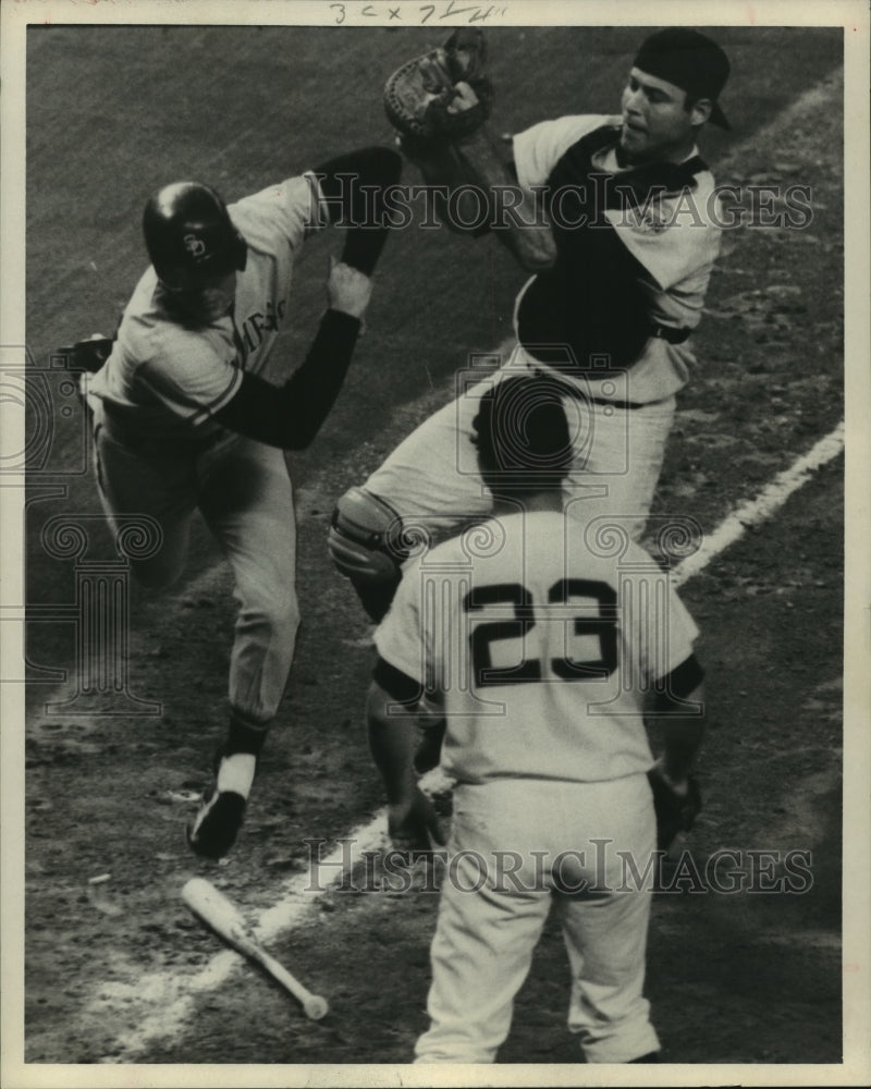 1970 Press Photo San Diego Padres&#39; Dave Campbell attempts to make it home. - Historic Images