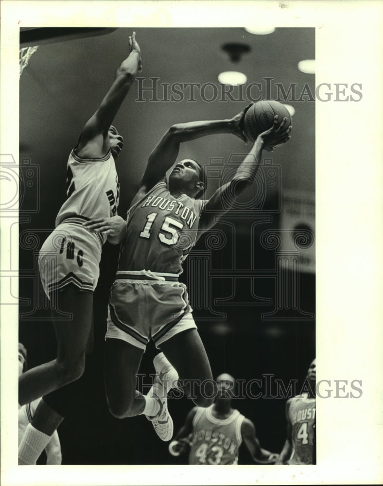 1984 Press Photo University of Houston&#39;s guard Eric Dickens takes a shot in game- Historic Images