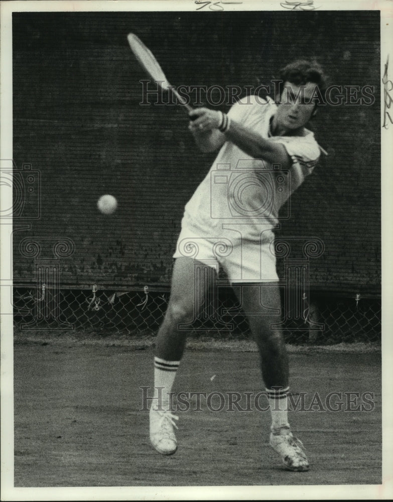 1976 Press Photo Pro Tennis player Eddie &quot;Fast Eddie&quot; Dibbs hits a backhand. - Historic Images