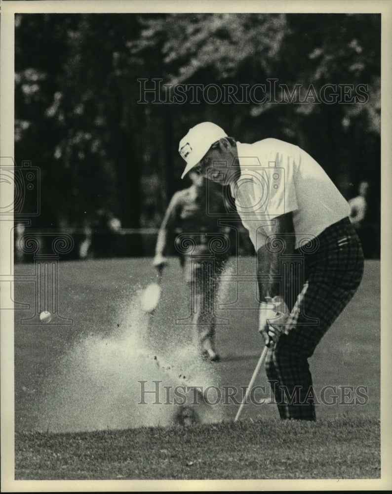 1971 Press Photo Professional Golfer Charles Coody blasts shot out of bunker.-Historic Images