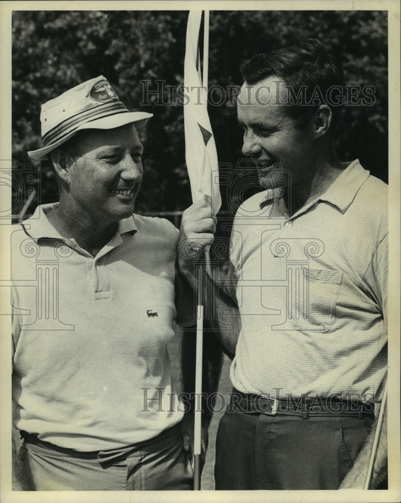 1968 Press Photo Golfers Tommy Cruse and Carl Ahrena on the green. - hcs03146 - Historic Images