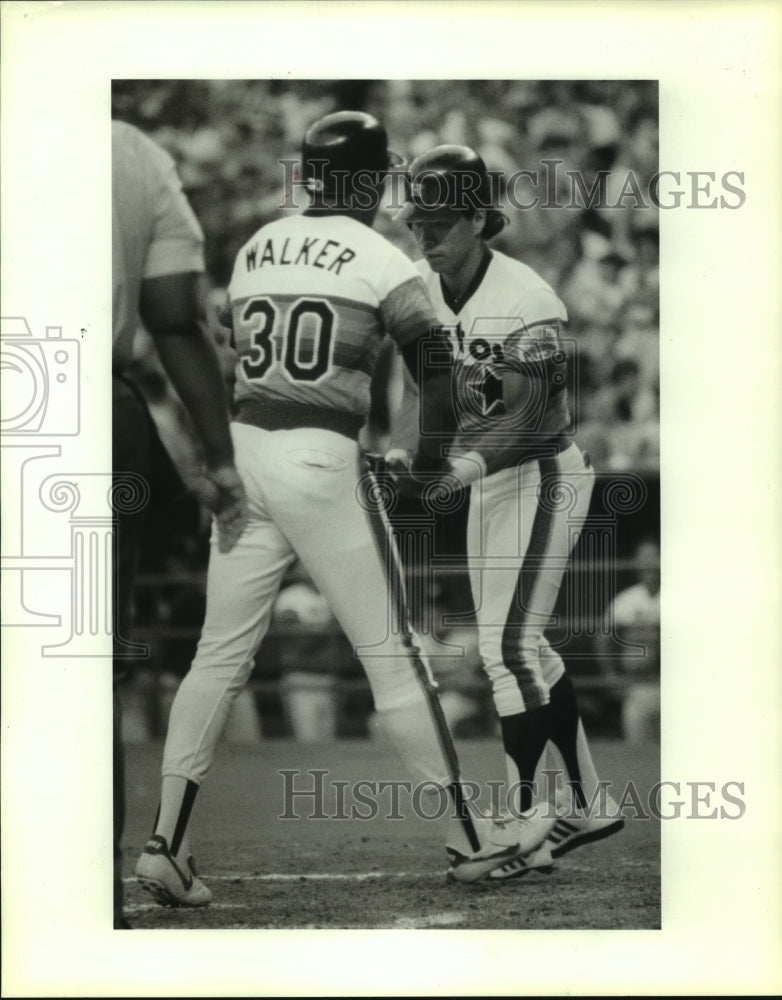 1986 Press Photo Houston Astrtos&#39; Jose Cruz congratulates Walker at plate - Historic Images