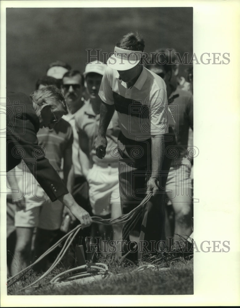 1969 Press Photo Pro golfer Ben Crenshaw helps marshal move TV cables - Historic Images